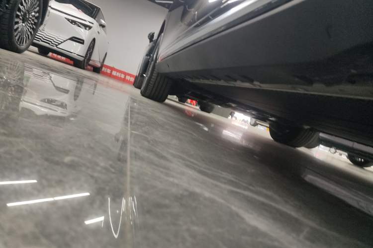 Used Geely Galaxy LEVC L380 2024 140-Degree 6-Seater All-Wheel-Drive Ultra Right Side Sill