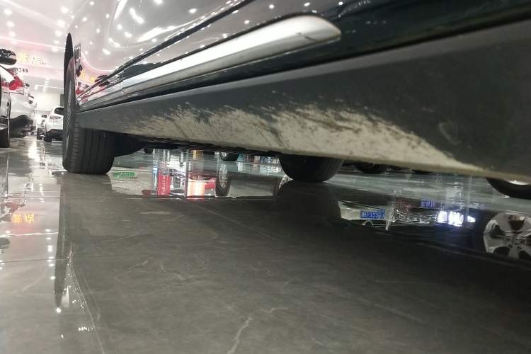 Used Geely Galaxy LEVC L380 2024 140-Degree 6-Seater All-Wheel-Drive Ultra Right Side Sill