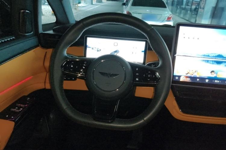Used Geely Galaxy LEVC L380 2024 140-Degree 6-Seater All-Wheel-Drive Ultra Steering Wheel