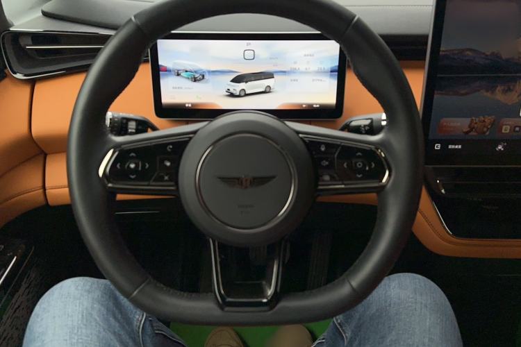 Used Geely Galaxy LEVC L380 2024 140-Degree 6-Seater All-Wheel-Drive Ultra Steering Wheel