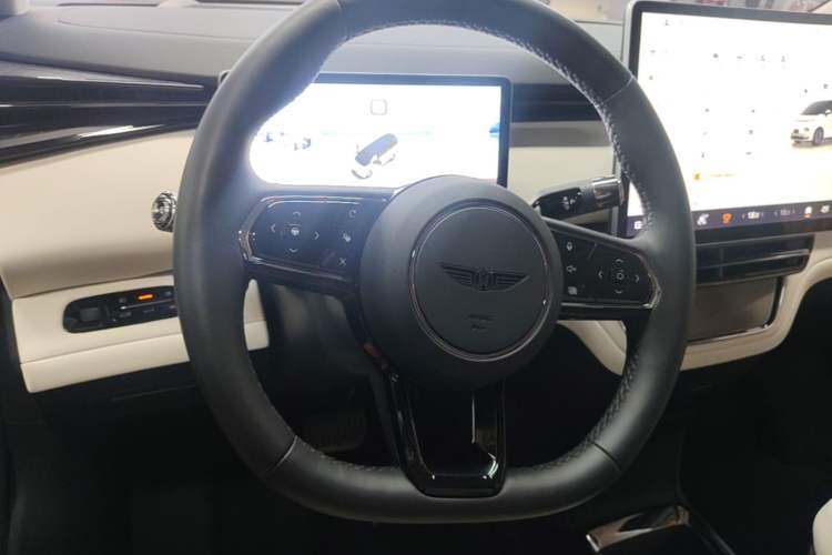 Used Geely Galaxy LEVC L380 2024 140-Degree 6-Seater All-Wheel-Drive Ultra Steering Wheel
