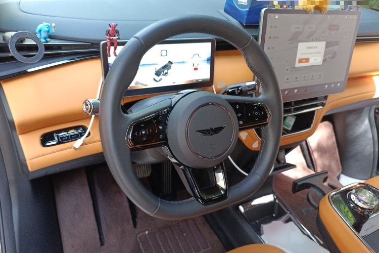 Used Geely Galaxy LEVC L380 2024 140-Degree 6-Seater All-Wheel-Drive Ultra Steering Wheel
