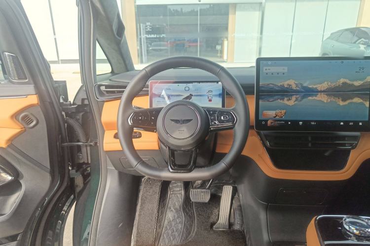Used Geely Galaxy LEVC L380 2024 140-Degree 6-Seater All-Wheel-Drive Ultra Steering Wheel