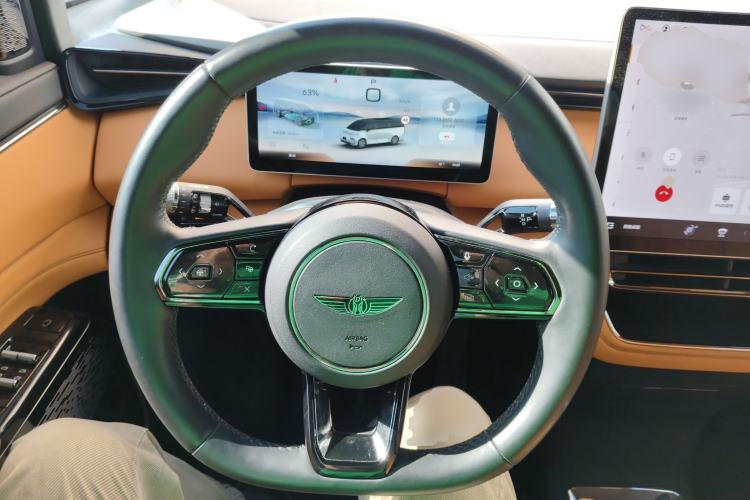Used Geely Galaxy LEVC L380 2024 140-Degree 6-Seater All-Wheel-Drive Ultra Steering Wheel