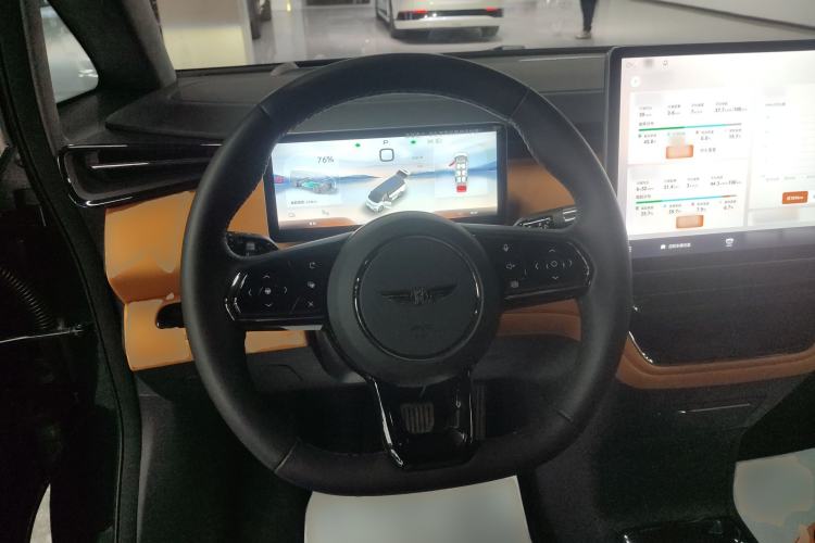 Used Geely Galaxy LEVC L380 2024 140-Degree 6-Seater All-Wheel-Drive Ultra Steering Wheel