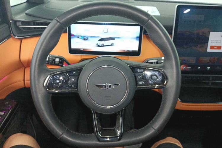 Used Geely Galaxy LEVC L380 2024 140-Degree 6-Seater All-Wheel-Drive Ultra Steering Wheel