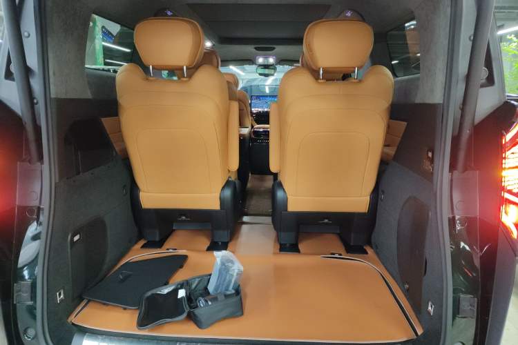 Used Geely Galaxy LEVC L380 2024 140-Degree 6-Seater All-Wheel-Drive Ultra Trunk