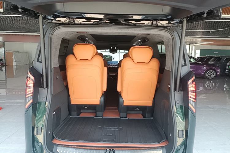 Used Geely Galaxy LEVC L380 2024 140-Degree 6-Seater All-Wheel-Drive Ultra Trunk