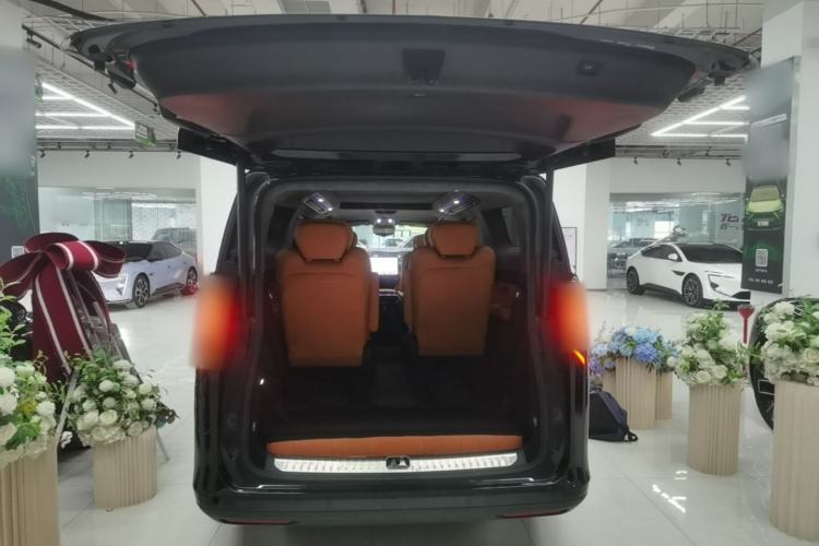 Used Geely Galaxy LEVC L380 2024 116 Degrees 6 Seats Two-Wheel Drive Pro Trunk