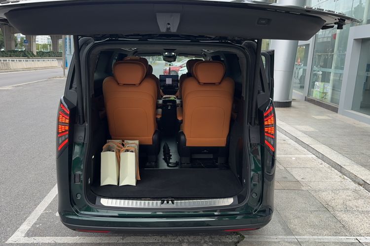 Used Geely Galaxy LEVC L380 2024 140-Degree 6-Seater All-Wheel-Drive Ultra Trunk