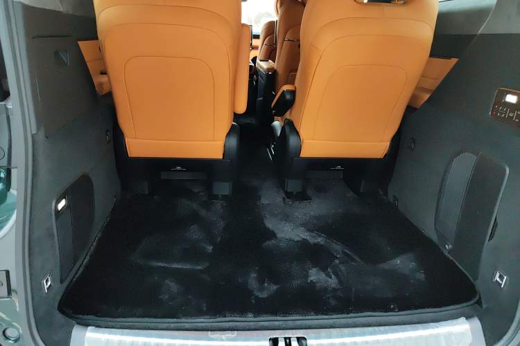 Used Geely Galaxy LEVC L380 2024 140-Degree 6-Seater All-Wheel-Drive Ultra Trunk