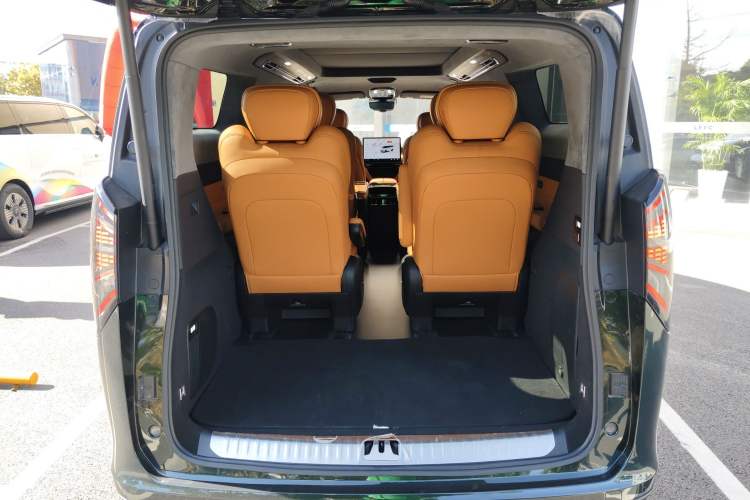 Used Geely Galaxy LEVC L380 2024 140-Degree 6-Seater All-Wheel-Drive Ultra Trunk