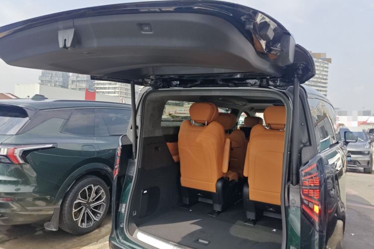 Used Geely Galaxy LEVC L380 2024 140-Degree 6-Seater All-Wheel-Drive Ultra Trunk