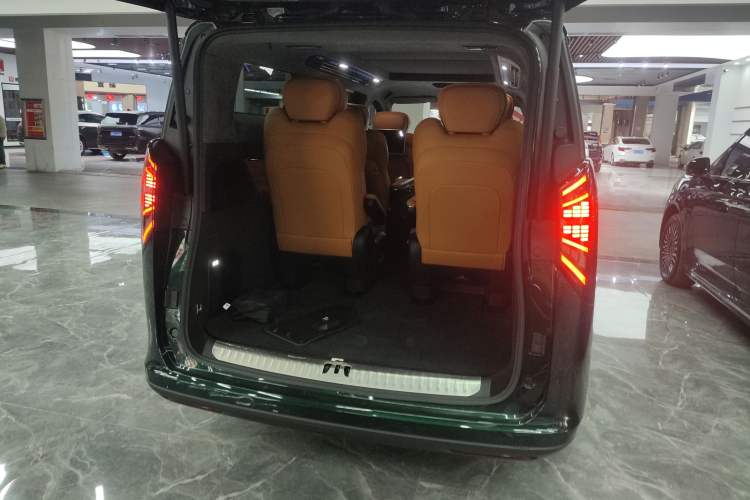 Used Geely Galaxy LEVC L380 2024 140-Degree 6-Seater All-Wheel-Drive Ultra Trunk