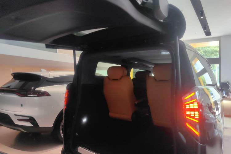 Used Geely Galaxy LEVC L380 2024 140-Degree 6-Seater All-Wheel-Drive Ultra Trunk