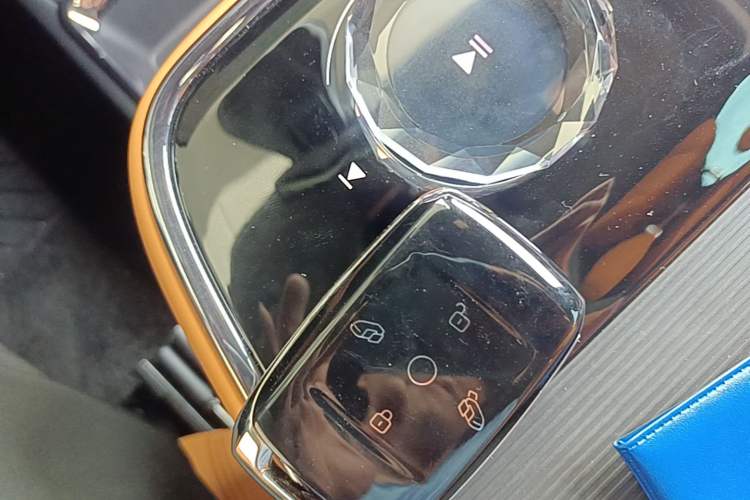 Used Geely Galaxy LEVC L380 2024 140-Degree 6-Seater All-Wheel-Drive Ultra Vehicle Key