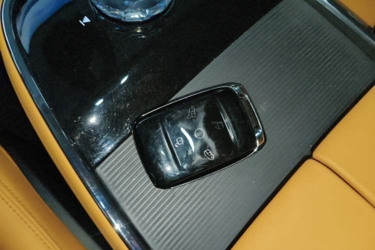 Used Geely Galaxy LEVC L380 2024 140-Degree 6-Seater All-Wheel-Drive Ultra Vehicle Key