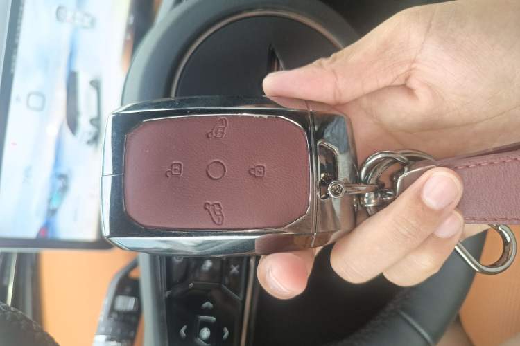 Used Geely Galaxy LEVC L380 2024 140-Degree 6-Seater All-Wheel-Drive Ultra Vehicle Key