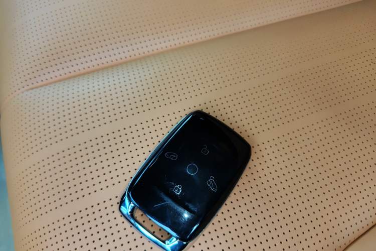 Used Geely Galaxy LEVC L380 2024 140-Degree 6-Seater All-Wheel-Drive Ultra Vehicle Key