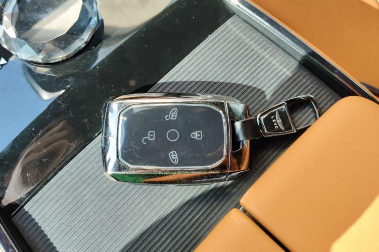 Used Geely Galaxy LEVC L380 2024 140-Degree 6-Seater All-Wheel-Drive Ultra Vehicle Key