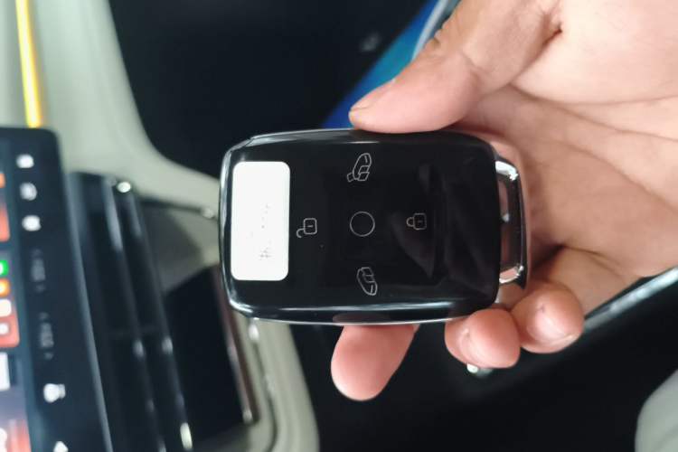 Used Geely Galaxy LEVC L380 2024 140-Degree 6-Seater All-Wheel-Drive Ultra Vehicle Key