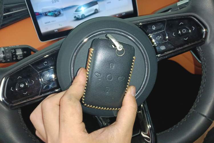 Used Geely Galaxy LEVC L380 2024 140-Degree 6-Seater All-Wheel-Drive Ultra Vehicle Key