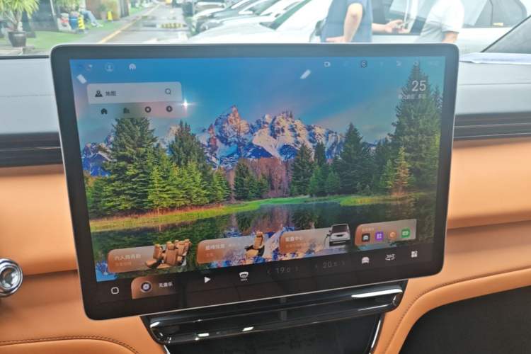 Used Geely Galaxy LEVC L380 2024 140-Degree 6-Seater All-Wheel-Drive Ultra Audio And AC Panel