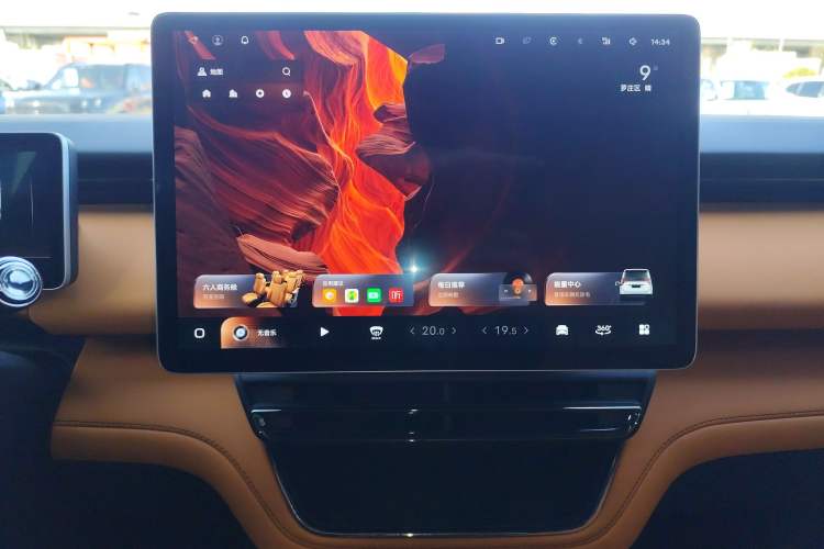 Used Geely Galaxy LEVC L380 2024 140-Degree 6-Seater All-Wheel-Drive Ultra Audio And AC Panel