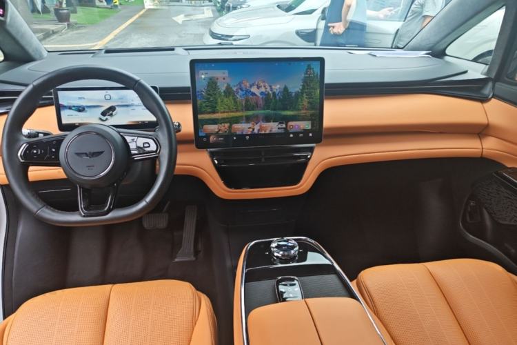 Used Geely Galaxy LEVC L380 2024 140-Degree 6-Seater All-Wheel-Drive Ultra Center Console