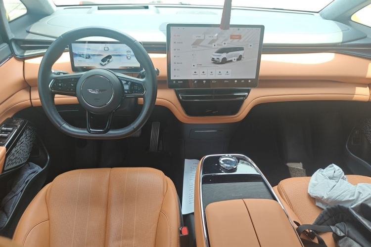 Used Geely Galaxy LEVC L380 2024 140-Degree 6-Seater All-Wheel-Drive Ultra Center Console