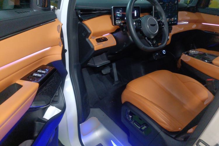 Used Geely Galaxy LEVC L380 2024 140-Degree 6-Seater All-Wheel-Drive Ultra Driver Seat