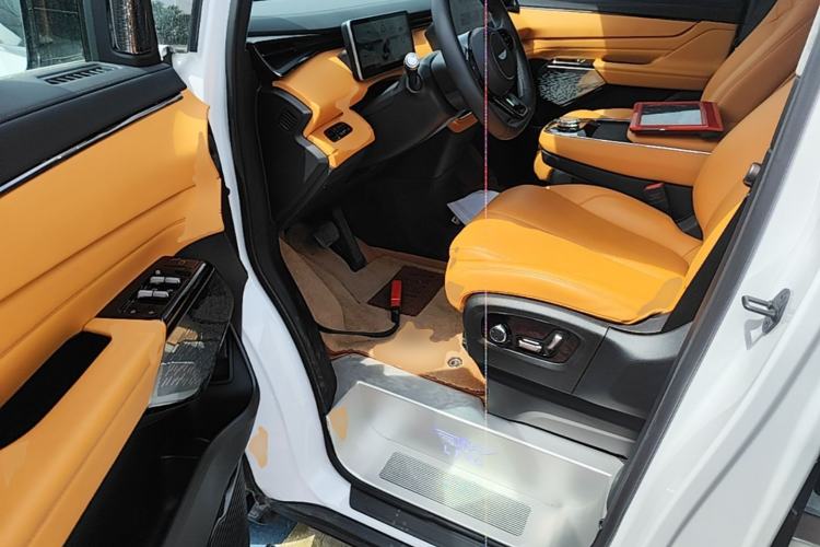 Used Geely Galaxy LEVC L380 2024 140-Degree 8-Seater Four-Wheel Drive Max Driver Seat