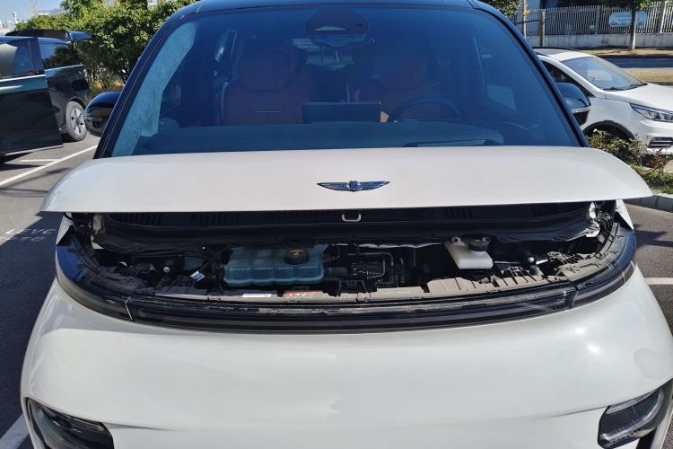 Used Geely Galaxy LEVC L380 2024 140-Degree 8-Seater Four-Wheel Drive Max Engine Bay