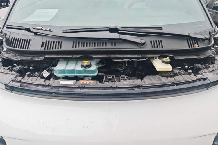 Used Geely Galaxy LEVC L380 2024 140-Degree 6-Seater All-Wheel-Drive Ultra Engine Bay