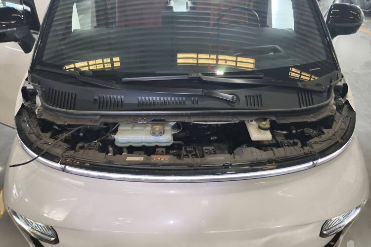 Used Geely Galaxy LEVC L380 2024 140-Degree 6-Seater All-Wheel-Drive Ultra Engine Bay