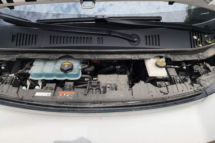Used Geely Galaxy LEVC L380 2024 140-Degree 8-Seater Four-Wheel Drive Max Engine Bay