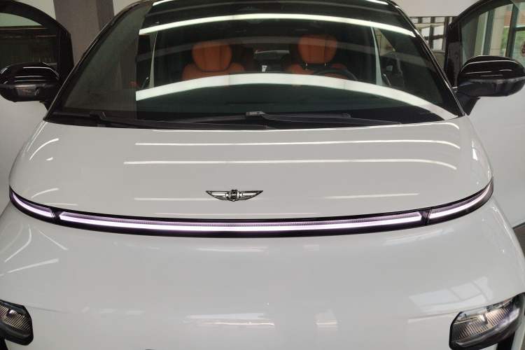 Used Geely Galaxy LEVC L380 2024 140-Degree 6-Seater All-Wheel-Drive Ultra Engine Bay