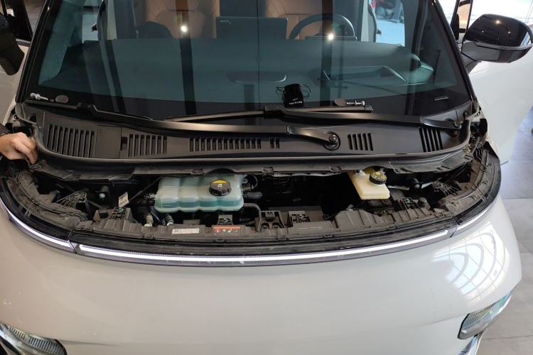 Used Geely Galaxy LEVC L380 2024 140-Degree 8-Seater Four-Wheel Drive Max Engine Bay