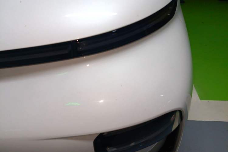 Used Geely Galaxy LEVC L380 2024 140-Degree 6-Seater All-Wheel-Drive Ultra Engine Bay Left
