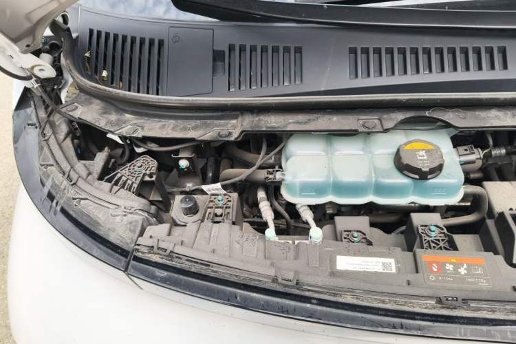 Used Geely Galaxy LEVC L380 2024 140-Degree 8-Seater Four-Wheel Drive Max Engine Bay Right