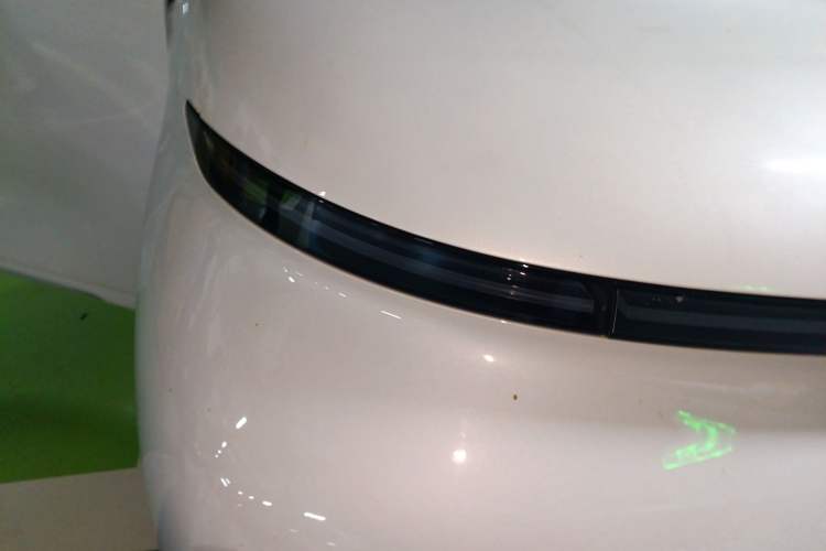 Used Geely Galaxy LEVC L380 2024 140-Degree 6-Seater All-Wheel-Drive Ultra Engine Bay Right
