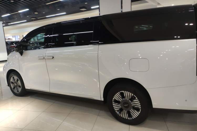 Used Geely Galaxy LEVC L380 2024 140-Degree 6-Seater All-Wheel-Drive Ultra Exterior 3