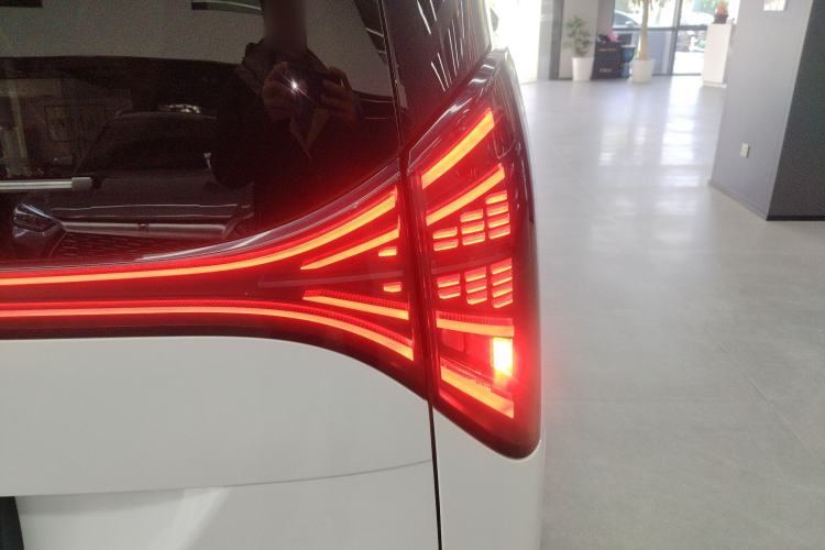 Used Geely Galaxy LEVC L380 2024 140-Degree 6-Seater All-Wheel-Drive Ultra Exterior 3