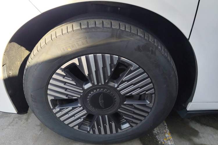 Used Geely Galaxy LEVC L380 2024 140-Degree 6-Seater All-Wheel-Drive Ultra Exterior 4