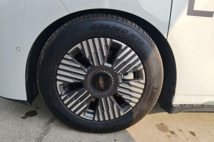 Used Geely Galaxy LEVC L380 2024 140-Degree 6-Seater All-Wheel-Drive Ultra Exterior 4