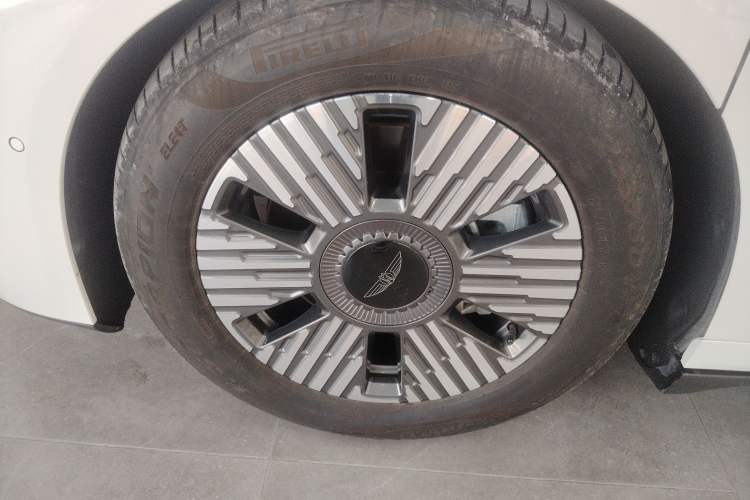 Used Geely Galaxy LEVC L380 2024 140-Degree 6-Seater All-Wheel-Drive Ultra Exterior 4