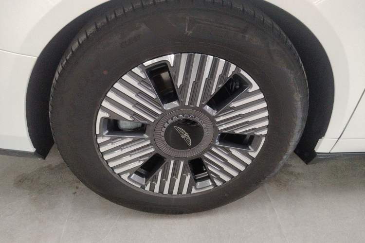 Used Geely Galaxy LEVC L380 2024 140-Degree 6-Seater All-Wheel-Drive Ultra Exterior 5