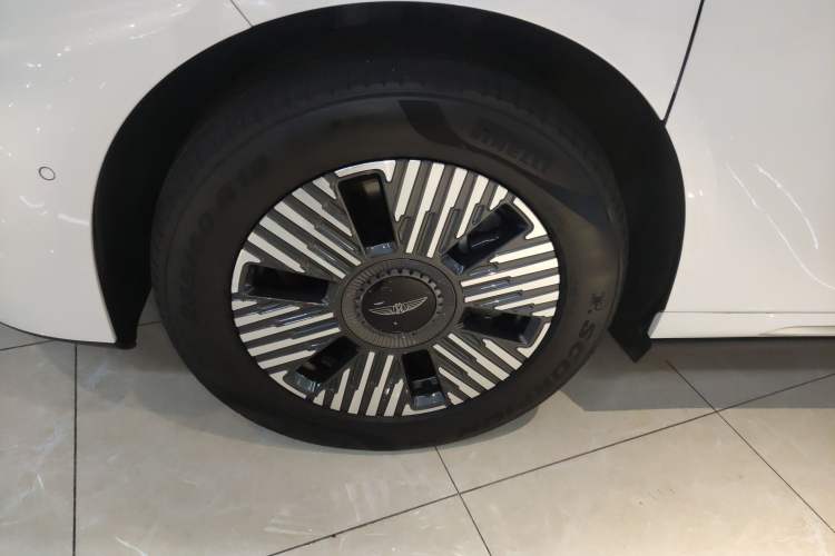 Used Geely Galaxy LEVC L380 2024 140-Degree 6-Seater All-Wheel-Drive Ultra Exterior 7
