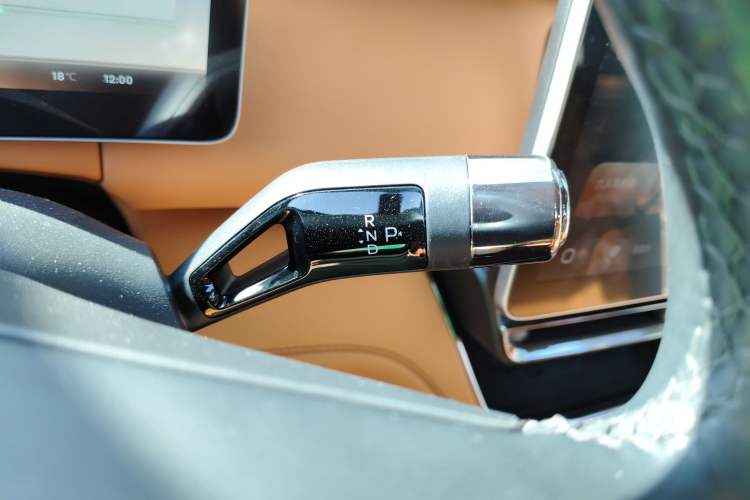 Used Geely Galaxy LEVC L380 2024 140-Degree 8-Seater Four-Wheel Drive Max Gear Lever