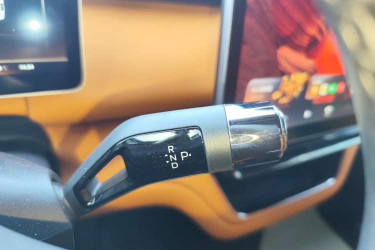 Used Geely Galaxy LEVC L380 2024 140-Degree 6-Seater All-Wheel-Drive Ultra Gear Lever